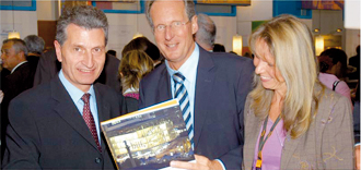 Unser Bild zeigt, von links: Ministerpräsident Günther Oettinger, OB Schuster und Geschäftsführerin Fiona Joan Beenker.